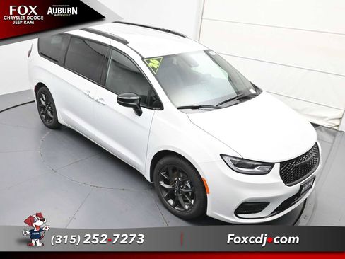 New 2026 Chrysler Pacifica Select image 23