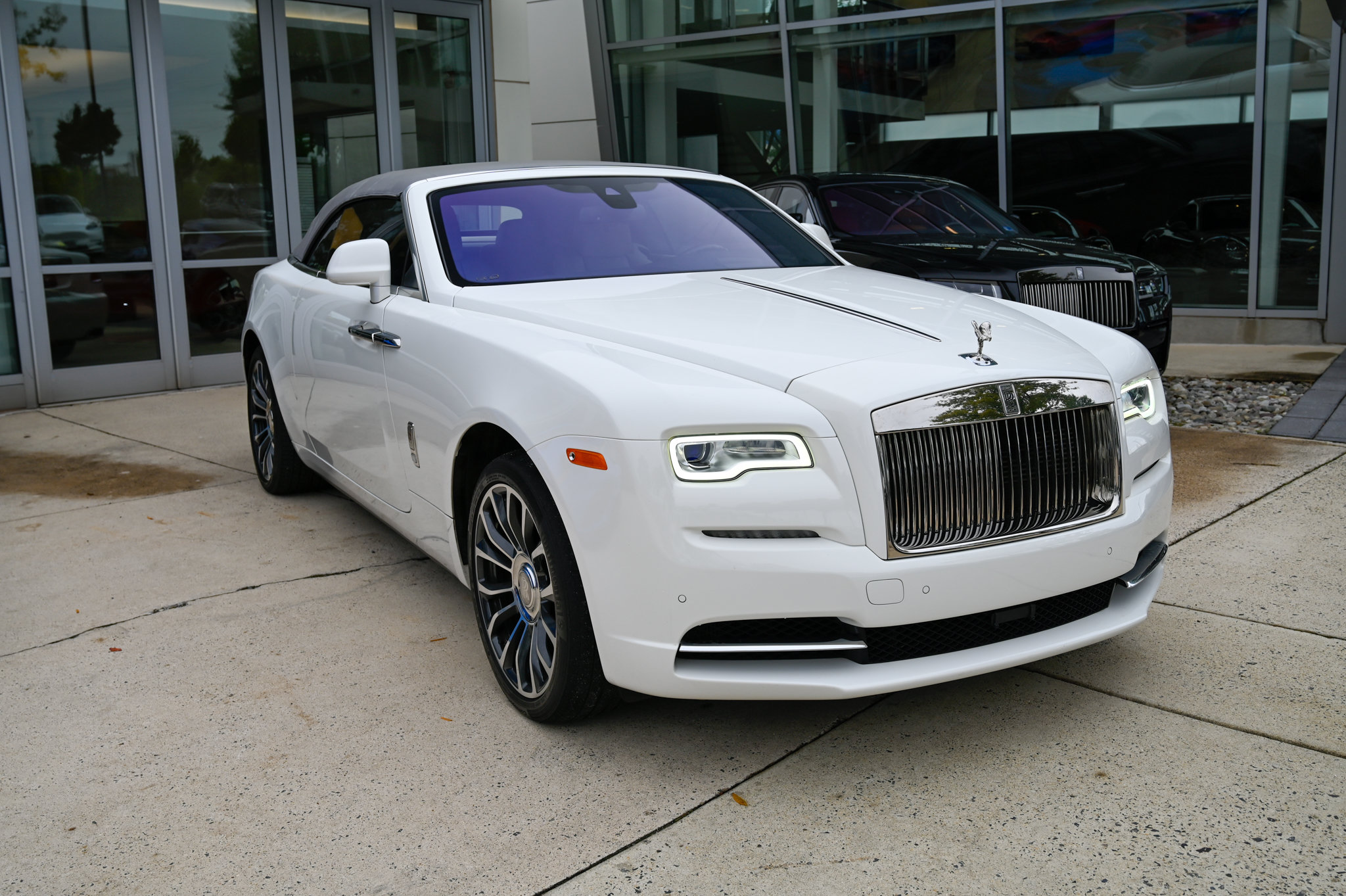 Used 2018 Rolls-Royce Dawn RWD image 3