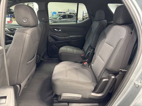 Used 2023 Chevrolet Traverse LT w/ Rear Camera Mirror Package image 32