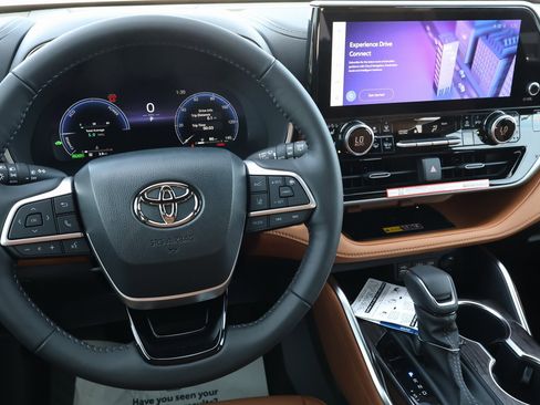 New 2026 Toyota Highlander Platinum image 17