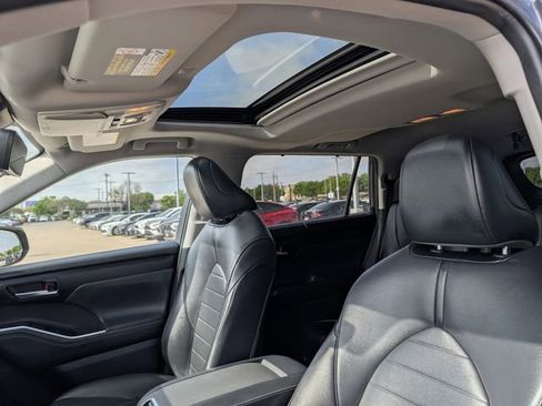 Used 2021 Toyota Highlander XLE image 27