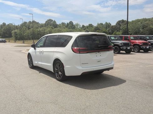 New 2026 Chrysler Pacifica Select FWD image 3