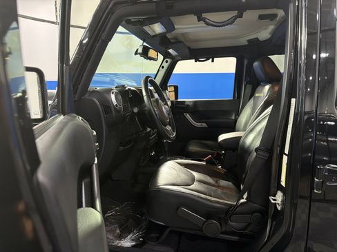 Used 2015 Jeep Wrangler Unlimited Sahara w/ Connectivity Group AWD/4WD image 25