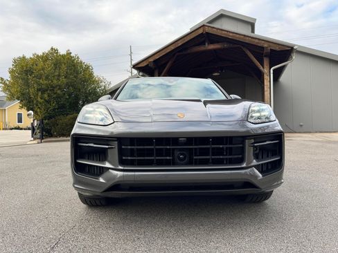 Used 2025 Porsche Cayenne GTS AWD/4WD image 9