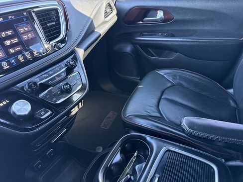Used 2020 Chrysler Pacifica Limited image 27