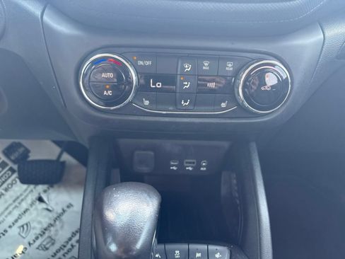 Used 2021 Chevrolet TrailBlazer LT w/ Premium Seating Package FWD image 13