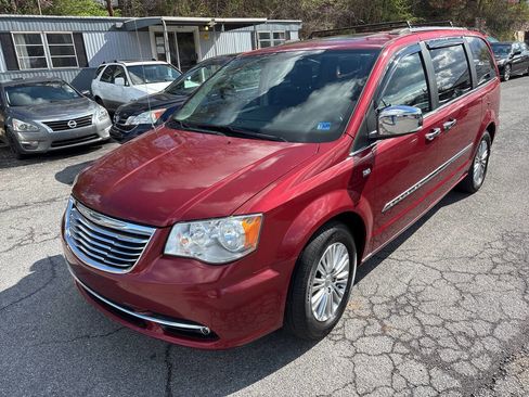 Used 2014 Chrysler Town & Country Touring-L image 2