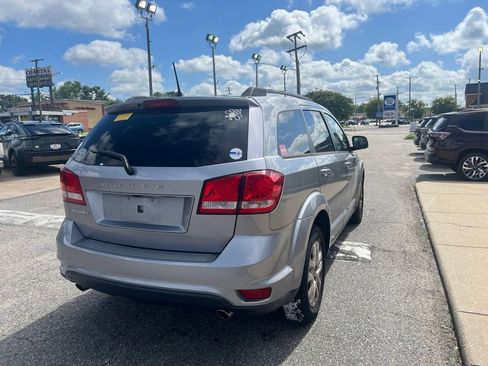 Used 2018 Dodge Journey SXT w/ Connectivity Group FWD image 4