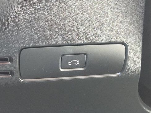 Used 2023 Volvo XC40 B5 Plus AWD/4WD image 28