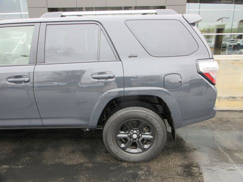 Used 2024 Toyota 4Runner SR5 Premium w/ SR5 Premium Package image 4