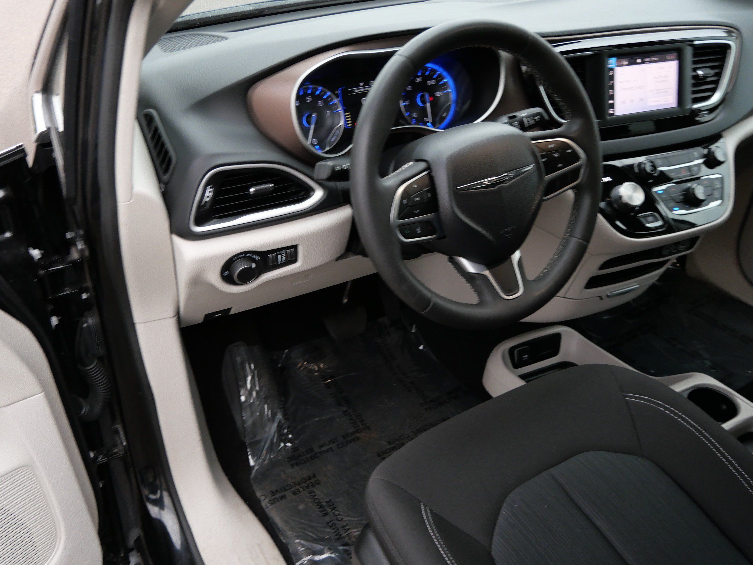 Used 2024 Chrysler Voyager LX FWD image 19