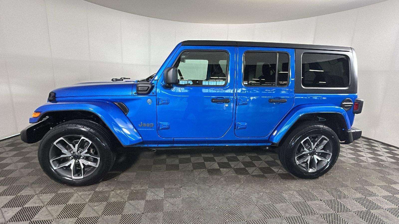 Used 2024 Jeep Wrangler Unlimited w/ Convenience Group AWD/4WD image 7