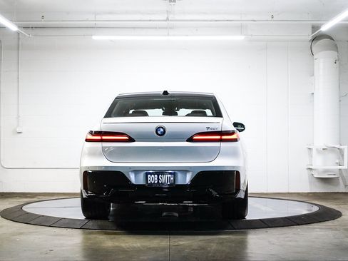 Used 2025 BMW 740i w/ Premium Package RWD image 5