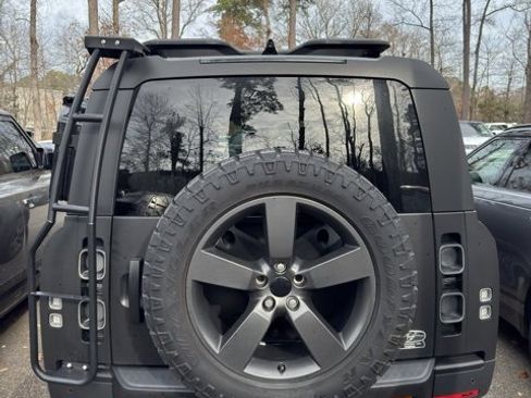 Used 2023 Land Rover Defender 130 SE image 6