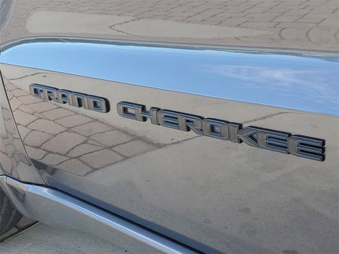 Used 2017 Jeep Grand Cherokee Altitude image 9