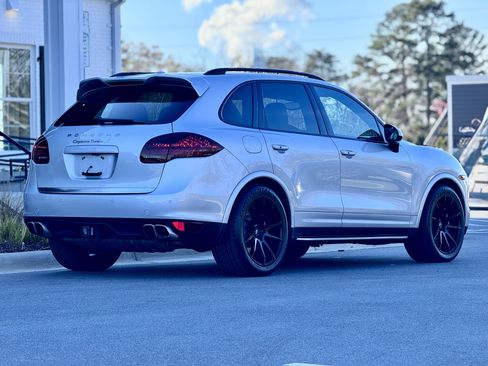 Used 2014 Porsche Cayenne Turbo S image 19