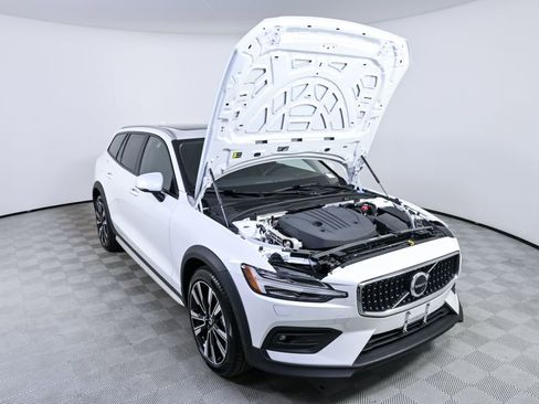 Certified 2025 Volvo V60 B5 Cross Country Ultra AWD/4WD image 35