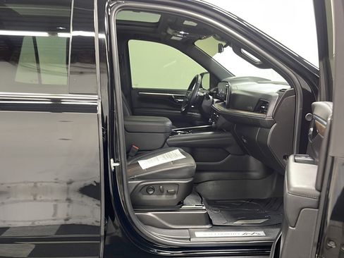 Used 2025 Chevrolet Tahoe High Country AWD/4WD image 23