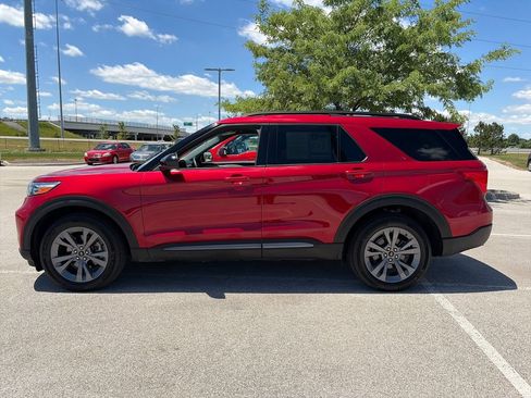 Used 2024 Ford Explorer XLT w/ Equipment Group 202A AWD/4WD image 4