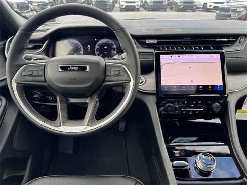 New 2025 Jeep Grand Cherokee Limited w/ Luxury Tech Group II image 17