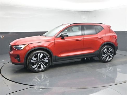 Used 2023 Volvo XC40 B5 Plus w/ Protection Package Premier image 4