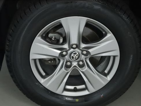 Certified 2024 Toyota RAV4 XLE AWD/4WD image 38
