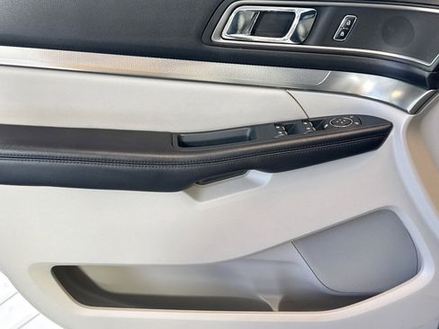 Used 2018 Ford Explorer XLT w/ Equipment Group 202A image 17