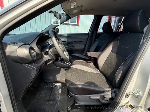 Used 2018 Nissan Kicks S FWD image 11