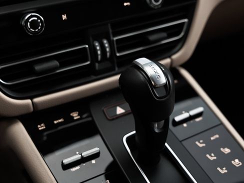 Certified 2025 Porsche Macan AWD/4WD image 22