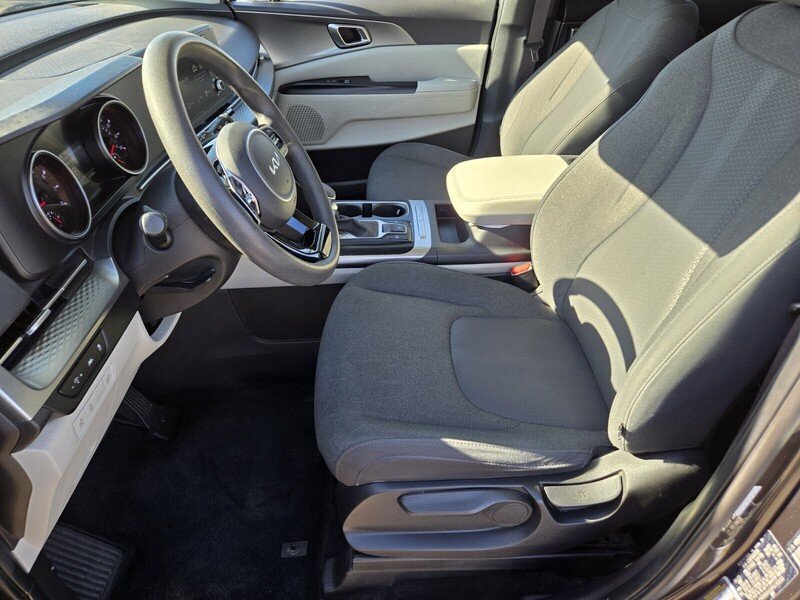 Certified 2023 Kia Carnival LX FWD image 11