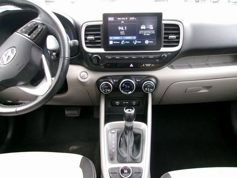 Used 2024 Hyundai Venue SEL image 14
