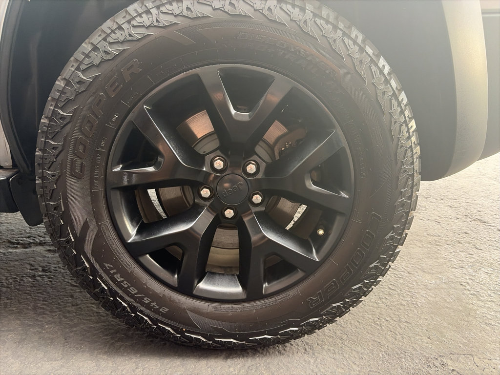 Used 2016 Jeep Cherokee Trailhawk w/ Comfort/Convenience Group AWD/4WD image 26