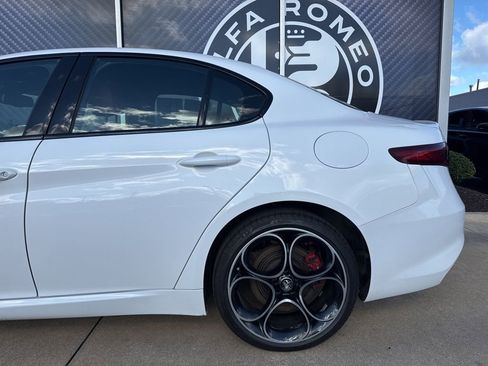 Used 2023 Alfa Romeo Giulia Veloce AWD/4WD image 14