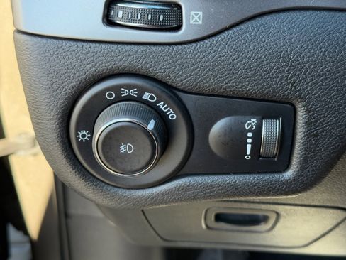 Used 2019 Jeep Cherokee Latitude w/ Popular Appearance Group image 32