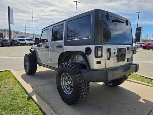 Used 2013 Jeep Wrangler Unlimited Rubicon w/ Max Tow Pkg image 7