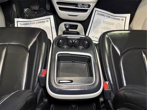 Used 2023 Chrysler Pacifica Touring-L image 19