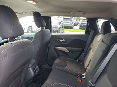 Used 2017 Jeep Cherokee Latitude w/ Cold Weather Group AWD/4WD image 9