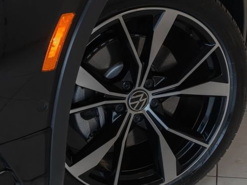 Used 2024 Volkswagen Tiguan SEL R-Line AWD/4WD image 2