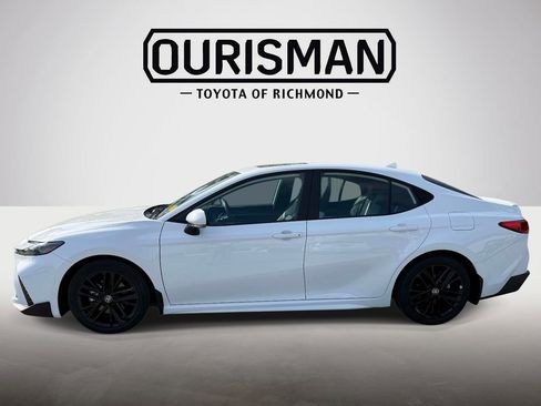 Used 2025 Toyota Camry SE w/ Convenience Package image 4