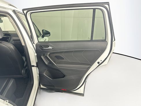 Used 2022 Volkswagen Tiguan SE w/ Panoramic Sunroof Package FWD image 32