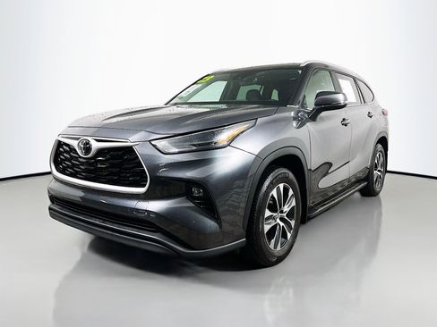 Used 2023 Toyota Highlander XLE image 10