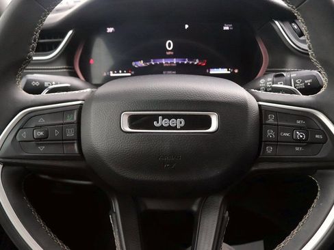 Used 2023 Jeep Grand Cherokee Laredo image 17