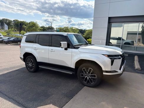 Used 2025 Lexus GX 550 w/ Accessory Package (2T) AWD/4WD image 13