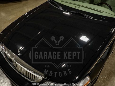 Used 2010 Lincoln Town Car Signature Limited image 23