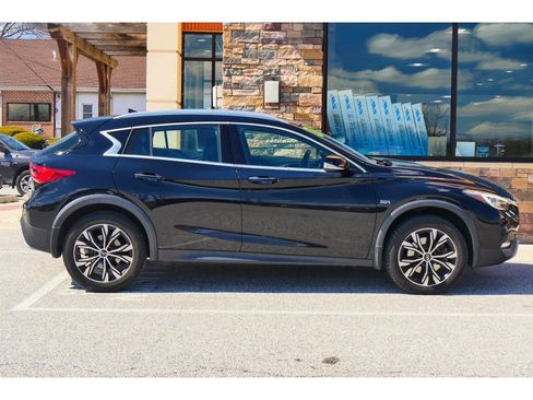 Used 2018 INFINITI QX30 Premium w/ Navigation Package image 2