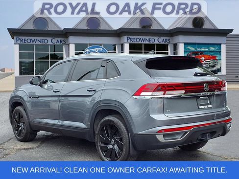 Used 2024 Volkswagen Atlas Cross Sport SE w/ Panoramic Sunroof Package FWD image 2