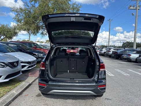 Used 2024 Volkswagen Taos SE image 17