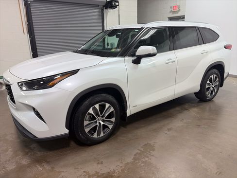 Used 2022 Toyota Highlander XLE AWD/4WD image 6