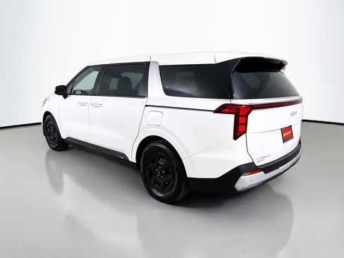 Used 2025 Kia Carnival image 6