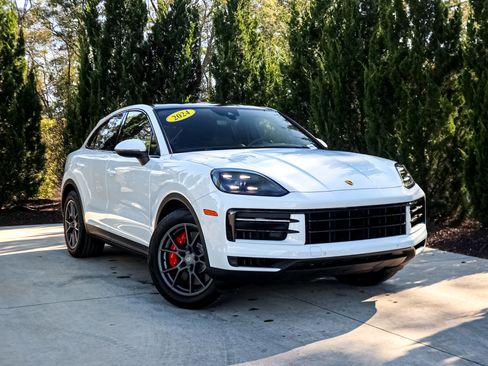 Used 2024 Porsche Cayenne S image 2